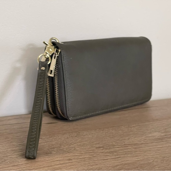 Olive green zip closure wallet/ wristlet - Picture 1 of 6
